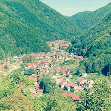 檜枝岐村の中土合公園。
展望台からの眺め、最高でした。

展望台までの道のりは予想よりもハード。
動きやすい服装と歩きやすい靴を推奨します。

個人的にはバス停前の消火栓が高身長すぎて驚きました。