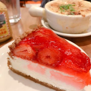 🇺🇸U.S.A.／NYC／junior's cheesecake

The NY cheese cake！のお店。
タイムズスクエアのすぐ脇にあります。
お店は人でごった返していましたが、受付のお姉さんに名前を伝えてから15分くらいで呼ばれました。

ブロードウェイミュージカルの前に軽めにサンドイッチを食べて、観劇後にこちらに行きました。劇場が冷房で極寒だったのでチーズケーキのほかにオニオンスープもオーダー。もちろんどちらも2人でシェアしてちょうどいいサイズです(笑)

#ニューヨーク #グルメ