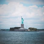 🇺🇸U.S.A.／NYC／statue of liberty

マンハッタン島最南端のバッテリーパークから出ているスタテン島フェリー(無料！)からの景色です。

行きは船首右側に見えるので、ぜひ陣取ってください。風がとっても強いです。帽子やスカートには注意！

船の上で他の観光客と写真を撮り合うのも楽しい異文化コミュニケーションでした🤗