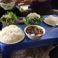 ベトナム🇻🇳ハノイ
つけダレに野菜やお肉や練り物がたっぷり入っててとってもおいしかったブン・チャー
ブンはフォーと同じ米麺だけど、そうめんに近い感じ！ベトナムは同じ米麺でも種類が豊富🤤
