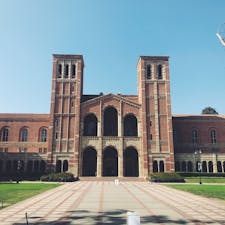 UCLA, Los Angeles
新入生のキャンパスツアーをやっていました。