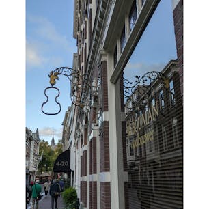 🇳🇱 オランダ・ハーグの街並み

W.BOUMAN vioolbouwer
という、バイオリン🎻専門店の可愛い看板

素敵な街並みを歩きながら、マウリッツハイス美術館に向かいます。

#puku2'23
#puku2"10
#puku2ベネルクスへの旅🇳🇱
#オランダ#ハーグ