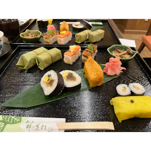 柿の葉すし本舗 たなか なら本店

当初予定していたお店が貸切で入れず…さぁどうする？と思っていたらいい所を見つけました🍣

奈良を感じることのできるランチで同店舗ではお土産も販売しているので購入もできますよ🍀*゜

#奈良#奈良グルメ