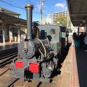 松山市道後温泉駅

伊予鉄道の市内電車（路面電車）の駅で、道後温泉の最寄駅。坊っちゃん列車の終着駅のため、降車場所の奥で方向転換が見られる。駅舎は1911年に建築された旧駅舎を復元したもので、明治時代の洋風建築の外観が美しく、夜間はライトアップしている。駅の正面には放生園や観光案内所、道後商店街入口から道後温泉へ

#サント船長の写真　#四国観光
#日本の駅