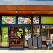 大阪市のてんしば内にある、「産直市場よってって　てんしば店」。地元大阪の新鮮な野菜、果物がお安く買える、農産物直売所です。

店内には、軽食やドリンクが買える「よってってカフェ」も併設しています。お隣の和歌山県の、旬の果物を使ったソフトクリーム、みかんジュースのほか、コロッケなどもあります。

高さ300mのビル「あべのハルカス」も見えるてんしばを訪れたら、立ち寄ってみてください。