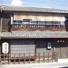 寺田屋　京都伏見

幕末の英雄・坂本龍馬が襲撃された場であり、悲劇の事件として名高い「寺田屋騒動」の舞台となった、京都・伏見の名観光スポット。
旧宅があった場所には、龍馬像や薩摩藩九烈士の石碑が立っていたり、隣には当時の寺田屋を再現した「旅籠　寺田屋」など、幕末の京都の動乱を堪能できる場所として知られています。

#サント船長の写真　#伏見界隈