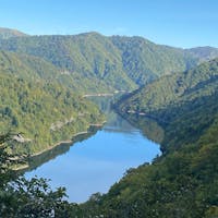 魚沼市の奥只見湖。

枝折峠の滝雲を見に行った時の写真です。
すごい峠道ですが道中全てが絶景でした。
所々に小さな沢や滝があり、道路を窪ませて水路にしていてとても珍しいと思いました。
