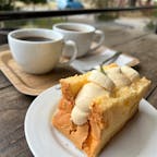 南湖公園内にあるカフェ「SHOZO SHIRAKAWA」

この季節、紅葉を眺めながらカフェタイムが楽しめます。
コーヒーもスィーツも美味しくて、至福の時間です。

お帰りの際は、スコーンのお土産もお忘れなく。


#福島県 #白河市 #南湖公園 #SHOZOSHIRAKAWA
