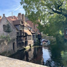🇧🇪  ベルギー・ブルージュ

北のベニスと称される運河や中世時代の建物、石畳など全てがおとぎ話に出てくるような素敵すぎる街でした🥰

どこを切り取っても絵になる景色ばかり…😊

#puku2'23
#puku2"10
#puku2ベネルクスへの旅🇧🇪
#puku2ブルージュ
#ベルギー#ブルージュ#運河