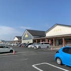 奈良県橿原市の農産物直売所「まほろばキッチン橿原店」。売り場面積が全国最大級で、県内産の野菜、果物、加工品などがたくさん並びます。花の苗も安く、人気があります。

フードコートで、パン屋さんのハンバーガーをいただきました。お肉に和牛が使われていて、美味しいです。

他にも、産直バイキングのお店、フレンチレストランもあります。道の駅のように利用できて、楽しいです。