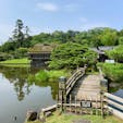 滋賀県彦根市の彦根城のそばにある大名庭園「玄宮園」。池泉回遊式の美しい庭園です。

お城の見学に時間がかかり、こちらに立ち寄るか迷いましたが、行って良かったです。彦根城の天守もよく見えました。

鳳翔台という茶室では、お抹茶と和菓子がいただけるようです。