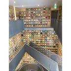 大阪府/こども本の森　中之島

安藤忠雄さん設計のユニークな図書館📕

小さな子供たちから大人まで楽しめる素晴らしい図書館。
子供用の小さな椅子が点在しており、秘密基地の様なスペースや川面を眺められる窓に向かって、または階段に座ったままなど、みんな思い思いの場所で本と触れ合っていました。

一応ネット予約していきましたが、空きがあれば当日現地での入館も可能のようでした。

#puku2'23
#puku2"11
#図書館#大阪