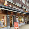🇳🇱  オランダ・アムステルダム

『de winkel van nijntje』

日本ではミッフィーという愛称で呼ばれていますが、ふるさとオランダでは「nijntje（ナインチェ）」と呼ばれています。小さなうさちゃん、といった意味です。

ぬいぐるみ、おもちゃ、ベビー用品などが並ぶ可愛いお店です。

最終日の半日自由時間を使ってゴッホ美術館へ出かけ、そこからトラムに乗って買い物に行き、電車、リムジンバスと乗り継ぎホテルまで戻るというミッション！無事に成功しました😆

戦利品は3枚目に写っているショッピングバッグと棚にあるホーロー製のマグカップや缶入りのお菓子などです🥳

#puku2'23
#puku2"10
#puku2ベネルクスへの旅🇳🇱
#オランダ#アムステルダム#ナインチェ