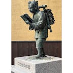 デュシタニ京都の二宮金次郎像
西本願寺近くに有る外国資本のホテルです♪此処は植柳小学校跡に2023年に出来たタイ🇹🇭が50年間借りたそうです♪
賃貸料は京都市に入ります😃
#サント船長の写真　#銅像
