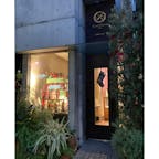 パティスリー　カオリ　ヒロエ

ちょっと気になる洋菓子屋さん。窓周りのクリスマスデコレーションが素敵🎅🎄

#東京
#目白