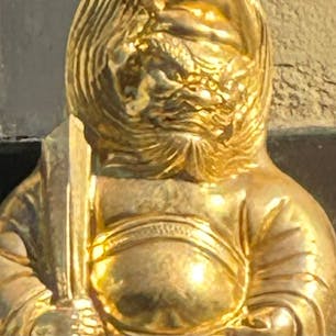 京都町屋の鐘馗様

小さな民間信仰のひとつとして主に京都や奈良の町屋、一階の上の中屋根に置かれているところが多くみられ、向かい合わせの鬼瓦や同じ鍾馗から弾かれた災いなどをはね返し家を守っている。

#サント船長の写真　#鐘馗様