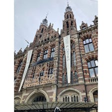 🇳🇱  オランダ・アムステルダム

「マグナ・プラザ」

ダム広場の後方にそびえるショッピングセンター。およそ100年にわたり中央郵便局として使われたネオ・ゴシック様式の建物を改造したものとのこと。

有料トイレの使用のみで訪れましたが、建物だけでも一見の価値があります😊

1階にあったお土産物屋さんは、予想に反してリーズナブルな物もたくさん置いてありました😽


#puku2'23
#puku2"10
#puku2ベネルクスへの旅🇳🇱
#オランダ#アムステルダム