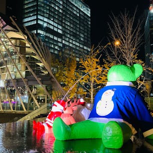 大阪　グランフロント大阪

クリスマスバージョンの緑のくま
テッド・イベールという名前