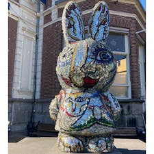 🇳🇱  オランダ・アムステルダム

「ダイヤモンド工房」

前後に顔のある、インパクト大のナインチェ像がお迎えしてくれます。ちょっと不気味ですが、これもアートなんですね😅


#puku2'23
#puku2"10
#puku2ベネルクスへの旅🇳🇱
#puku2オランダ
#オランダ#アムステルダム#ナインチェ