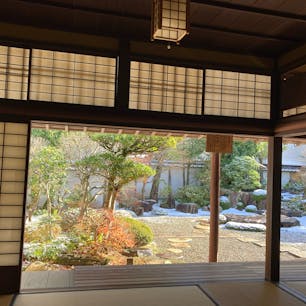 山口県/萩

「菊屋家住宅」

藩の御用商人を務めていた豪商・菊屋家。
屋敷は江戸初期の建築、現存する商家としては最古の部類に属し400年の歴史があるそうです。
家屋、庭園、備品など全てが圧倒される規模でしたが、とても綺麗に保存されていました。
ガイドの方の説明も親切丁寧で素晴らしかったです。
ちなみに5枚目の写真の柱時計は伊藤博文氏からの頂き物とのことでした。
外壁のなまこ壁も美しかったです。

#puku2'22
#puku2"12
#puku2青春18きっぷ旅'22.12
#puku2山口
#山口#萩#菊屋家住宅#城下町