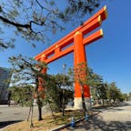 平安神宮大鳥居（へいあんじんぐうおおとりい）は、京都府京都市左京区の平安神宮の応天門から約300メートル南の神宮道に所在する、高さ24m、幅18mの大鳥居ですが全国区ですと、何と10位なんです、一番は熊野本宮大社で33.90mですね♪

#サント船長の写真