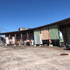 【橋の駅 ドロンパ（佐賀）】
佐賀と福岡を分ける筑後川にかかる有名な橋「筑後川昇開橋」の佐賀側の入口にある、道の駅ならぬ「橋の駅 ドロンパ。
ここからは「筑後川昇開橋」の壮大な景色を眺められるだけではなく、物産スペースでは佐賀の有明海の名物や地元の野菜、お土産も売られています。また佐賀の観光案内もしています。