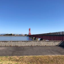 【諸富鉄橋展望公園（徐福日本上陸由縁）】
国指定重要文化財「筑後川昇開橋」の佐賀県側に位置する公園です。 公園から遠目に見る「筑後川昇開橋」もまた素敵です。
また、公園内には、ここに元々走っていた国鉄佐賀線の名残や、徐福がここにたどり着いたことなどなどの紹介もあります。
「橋の駅ドロンパ」に隣接しているので、併せて訪れるのも良いと思います。