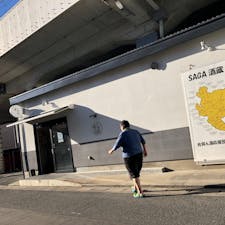 【佐賀ん酒応援団 しめなわ 】
佐賀県の各蔵元さんも全力で応援している酒屋さんで、取り扱う日本酒はすべて佐賀県の蔵元が醸した地酒。 日本酒がダントツ多いですが、焼酎や日本ワイン等も販売しています。
日本酒を飲んでみたいけど、種類や特徴が解からないという方は、店主さんが丁寧に説明してくれます。