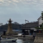 広島県/鞆の浦

「常夜灯」

鞆港西側の雁木の南端に立つ常夜燈は、何と言っても鞆の浦の1番のシンボルですね。
地元では『とうろどう』と呼ばれているそうです。
安政6年（1859年）に建てられた船の出入りを誘導してきた燈台で、燈の高さは5.5m、基礎石3.6mで雁木や船番所とともに鞆の港の歴史を物語っています。

常夜灯前の広場には、オシャレなカフェや雑貨屋さんなどがありました。

桃鉄ゲームに出てくる景色が印象的で、いつか訪れたいと思っていました☺️
ちょっと残念な曇り空でしたが、想像通り落ち着いた雰囲気の良い場所でした。

#puku2'23
#puku2"12
#puku2青春18きっぷ旅'23.12
#puku2鞆の浦から岡山経由姫路への旅
#puku2広島
#広島#鞆の浦