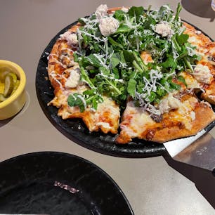 イジェモピザ 本店
地元で人気のピザ店。
韓国の電話番号無くても受付番号を書いてくれます。タッチパネルで日本語対応あり。支払いもカードか現金で。自動のロボット猫ちゃんが運んでくれます。ピクルスはセルフでどーぞ😘