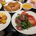 🇳🇱  オランダ・アムステルダム

バンデルバルクホテル　A4  スキポール

朝食ビュッフェのラインナップがとっても豊富で、焼きたてのパンやチーズ、ハム、ドリンクなど何を食べようか悩んでしまうくらいでした😆

どれも美味しかったですが、特にクレソンとトマトのサラダが新鮮で最高😀


#puku2'23
#puku2"10
#puku2ベネルクスへの旅🇳🇱
#オランダ#ホテル#グルメ