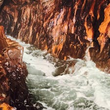 三段壁洞窟

海が強風で荒れているので
洞窟内に波がある時と無い時の違いを
載せます♪
2023.12.17