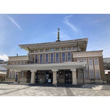 奈良県/JR奈良駅旧駅舎

寺院風の屋根を持つ和洋折衷の近代建築。

現在のJR奈良駅のすぐ側に建つこの建物は、旧日本国有鉄道（現在のJR西日本）によって1934年から2003年まで奈良駅舎として実際に使用されました。

「奈良市総合観光案内所」という名の通り、外国人観光客にも開かれた「奈良のインフォメーションセンター」とも言える存在として案内業務や多数のパンフレットの配布を行っているほか、スターバックスコーヒーもテナントとして入居しており、駅を利用する方の憩いの場として広く活用されています。

帰る頃にはすっかり日も暮れて、ライトアップされていました🤩
昼間とは違う雰囲気でこれも素敵でした。

最後のせんとくんは、新しい駅の構内にあります😆

#puku2'23
#puku2"12
#puku2青春18きっぷ旅'23.12
#puku2三重から奈良への旅
#奈良#JR奈良駅旧駅舎
