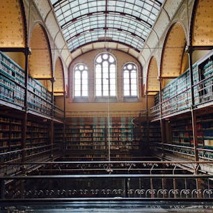 🇳🇱  オランダ・アムステルダム国立美術館

『カイパース図書館』

広い美術館の中には、なんと立派な図書館まであります！！

まるで映画のセットのようですが、下のフロアーには実際に利用されている人の姿が見えます。

羨ましすぎ〜〜😆


#puku2'23
#puku2"10
#puku2ベネルクスへの旅🇳🇱
#puku2美術館
#アムステルダム国立美術館