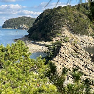 閼伽井の碑

友ヶ島の北端は通行許可証がいるらしく。
もらっても虎島の手前までしか行けないみたいで、
閼伽井まで行きました。
あかいと読むみたいです。
手続きしてる人がいるので真似してみましたが、
サマータイムレンダってアニメの聖地巡礼に
なってるらしい。
2023.12.24