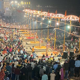 インド　バラナシ　アールティプージャ
鳴り響く鈴と祈りの中で行われる幻想的な儀式でした。
ガンジス河のほとりで数千年も続くヒンズー教の祈りの儀式。圧倒されました。