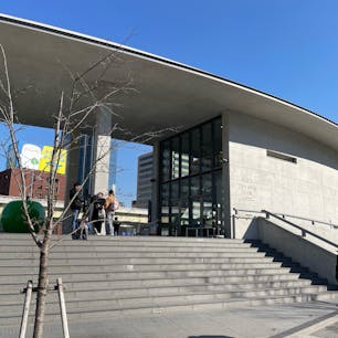 初めて来ました。予約制ですが、毎回原則50名までは先着で予約をしていない場合でも入れます。