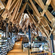 高知　梼原町

雲の上の図書館
天井から木組みが降り注ぐ
姿は圧巻

隈研吾さん設計