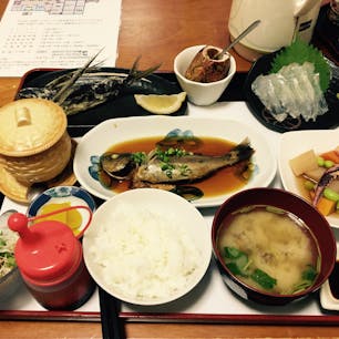 地元の海の幸たっぷりのご飯がとても美味しい宿です。メインストリートから少し離れてるのもありますがぜひここで夕食を。屋久杉を見に行くにもあまり遠くないのでおすすめです。