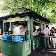 ドイツ🇩🇪
ミュンヘンの公園にて。ビール🍺を流れるように販売する小屋を発見。みんな500円玉を握りしめて、並びすでに用意してある大量のビールの中から、１つとってコインと交換。世界一、効率の良い販売方法なんじゃないかと思わせる。
