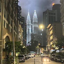 クアラルンプールのペトロナスツインタワー。
夜のライトアップが美しい、KLのランドマークです♪