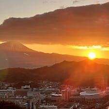 鳥取県、米子市にある米子城跡からの日の出です。
米子城があった、城山の山頂からは米子市内の街並みや、中海が。
お盆や、年末年始などは石垣のライトアップされます。元旦には色々なイベントも開催されますよ。

#米子
#yonago
#米子城
#yonago
#鳥取県