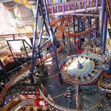 Berjaya Times Square Hotel / Kuala Lumpur

クアラルンプールにあるベルジャヤ タイムズ スクエア ホテルには、なんとマレーシア最大の屋内遊園地があります！
5F〜8Fまで、絶叫系から小さな子供が楽しめるアトラクションが色々。
レストランの上にローラーコースターが走ったり、かな〜りカオスな感じで見ているだけでも楽しい場所です♪

#kualalumpur #bluemoon