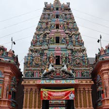 Sri Maha Mariamman Temple / Kuala Lumpur

クアラルンプールのチャイナタウンにある、古いヒンドゥー教寺院「スリ・マハマリアマン寺院」。2023年12月に改修、カラフルさと美しさが際立っています！

#kualalumpur #bluemoon