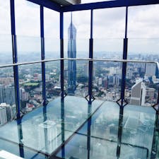 KL (Kuala Lumpur) Tower / Kuala Lumpur

クアラルンプールの「KLタワー」には、地上 300 mの位置に展望デッキがあり、全面がガラスでできた「スカイボックス」が2つ設置され、休日は1時間待ちの人気です♪怖すぎます。。。

#kualalumpur #bluemoon