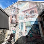 Kwai Chai Hong / Kuala Lumpur

クアラルンプールの中華街の一角にある「鬼仔巷」。
1960年代の中華街の様々な情景が壁に描かれ、入り口からは想像もできないタイムスリップしたかのような空間が広がっています。
かつては暗く怖い路地裏だった場所ですが、2019年に街の再開発プロジェクトがスタートし、今では地元の人や観光客で賑わう人気の撮影スポットになっています♪

#kwaichaihong #kwaichaihong鬼仔巷 #kualalumpur #bluemoon