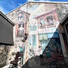 Kwai Chai Hong / Kuala Lumpur

クアラルンプールの中華街の一角にある「鬼仔巷」。
1960年代の中華街の様々な情景が壁に描かれ、入り口からは想像もできないタイムスリップしたかのような空間が広がっています。
かつては暗く怖い路地裏だった場所ですが、2019年に街の再開発プロジェクトがスタートし、今では地元の人や観光客で賑わう人気の撮影スポットになっています♪

#kwaichaihong #kwaichaihong鬼仔巷 #kualalumpur #bluemoon