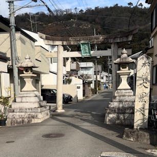 松ヶ崎大黒天、
大黒天は、大自在天の化身ともいわれ、大国主命と神仏習合したものである。一度仏となったが、人々に福徳を授けるために再びこの世に現れたという。大地を掌握する神様（農業）でもある。大きな袋を背負い、打出小槌をもち、頭巾をかぶられた姿が一般によく知られていて財宝、福徳開運の神様として信仰されている。

#サント船長の写真　#七福神巡り　#七福神