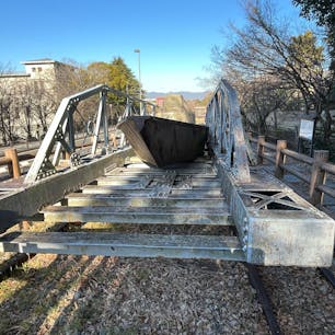 蹴上インクライン

荷を降さずに、舟ごと台車に乗せて
斜面を昇降させていた線路跡。
桜の時期に上流まで歩いてみたいです♪
2024.1.14
