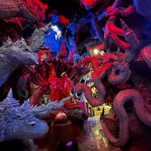 ワットマニーウォン
タイ　ナコーンナヨックにあるナーガ寺

辰年という事で龍っぽい写真を撮りにきました。
とても混むから午前中の早い時間がオススメだそうです。
私たちは朝8時ごろに行きましたが、駐車場は結構埋まっていました。
お寺の横に無数のナーガが作り込まれた人工洞窟があり、テーマパークのようでした。

みんな自撮りに夢中ですw

カオヤイに近いので、そこらへんを観光するついでにどうぞ。
私たちは近くのタイ最大級のダムも観光しました。